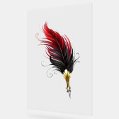 Stylo rouge en plumes avec nib or (Angle)