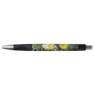 Stylo Tulipes blanches, roses et jaunes dans le jardin