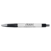 Stylo Typography de script noir Coordinateur de chaos (Devant)