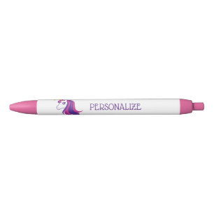 Stylos de l'écriture de la fille rose mignonne