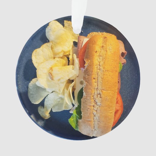 Sub-sandwich en aardappelchips met kerst ornament (voorkant)