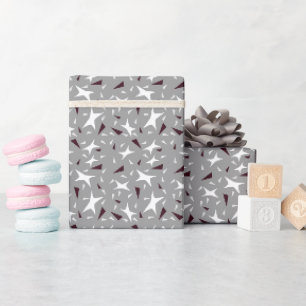 Subtiele geometrie: sterren en driehoeken – grijs cadeaupapier