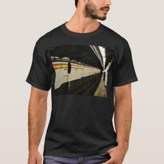 Subwegtunnel met tegelwand t-shirt