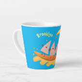 Suikernachos-maïschips surfende cartoon latte mok (Linkerhoek)