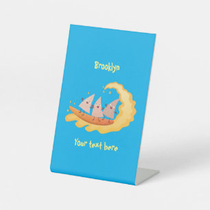 Suikernachos-maïschips surfende cartoon reclamebord met voetstuk