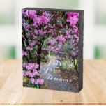 Suivez votre chemin de jardin de devis Dreams<br><div class="desc">Panneau de boîte en bois peint en noir, conçu pour être suspendu ou debout et qui présente l'image d'un jardin botanique rempli de belles fleurs roses en rhododendron le long d'un chemin, ainsi qu'une citation inspirante et motivante qui dit : "Suivez vos rêves." Une belle décoration pour n'importe quelle chambre...</div>