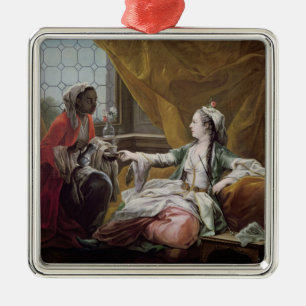 Sultana wordt koffie aangeboden door een dienaar metalen ornament