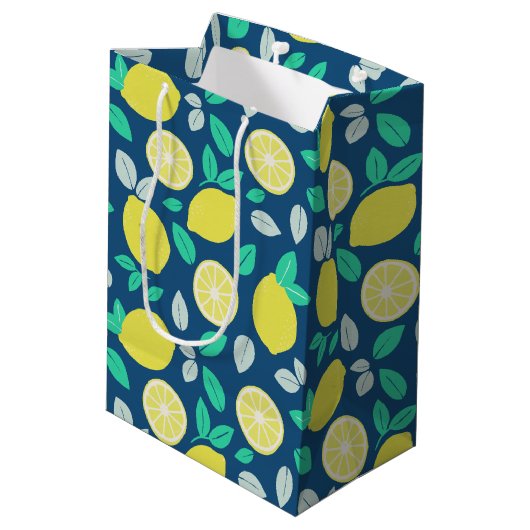 Summer Lemon Pattern in Navy Blue Medium Cadeauzakje (Achterkant Gekanteld)