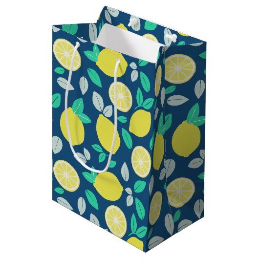 Summer Lemon Pattern in Navy Blue Medium Cadeauzakje (Voorkant Gekanteld)