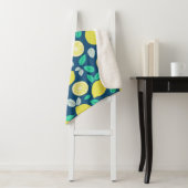 Summer Lemon Pattern in Navy Blue Sherpa Deken (In situ)