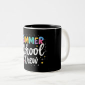 Summer School Crew Mug – Fun Teacher&Student Gift Tweekleurige Koffiemok (Voorkant rechts)