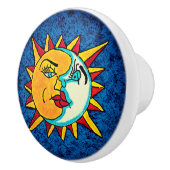 Sun en Moon wordt geconfronteerd met een Mexicaans Keramische Knop (Rechts)