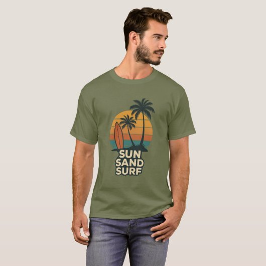 Sun Sand Surf – Retro Strandvibes T-shirt (Voorkant volledig)