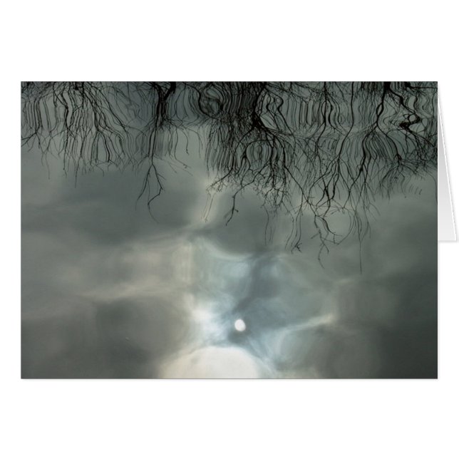 Sun se reflète outre de l'eau (Devant horizontal)