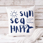 Sun Sea Happy Whale Waves Beach Typographie<br><div class="desc">Amusant,  thème plage coton lancer oreiller caractéristiques "soleil mer heureux" typographie en bleu marine nautique avec une queue de baleine,  vagues de l'océan et des doodles de soleil. Parfait pour les styles de décoration côtière et tropicale et la location de maisons de vacances.</div>