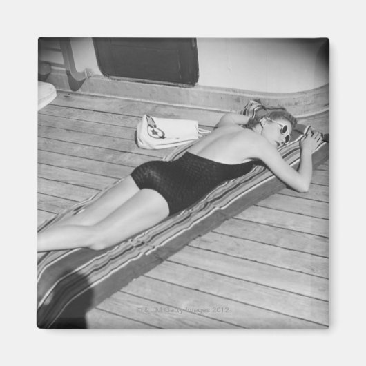 Sun Tanning Woman Magneet (Voorkant)