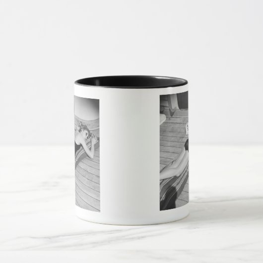 Sun Tanning Woman Mok (Midden)