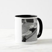 Sun Tanning Woman Mok (Voorkant rechts)