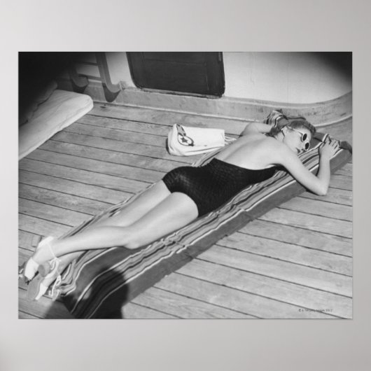 Sun Tanning Woman Poster (Voorkant)