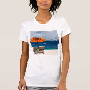 Sun Umbrella op zandstrand  Malediven T-shirt