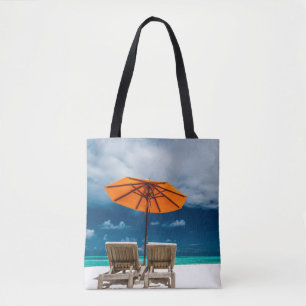 Sun Umbrella op zandstrand  Malediven Tote Bag