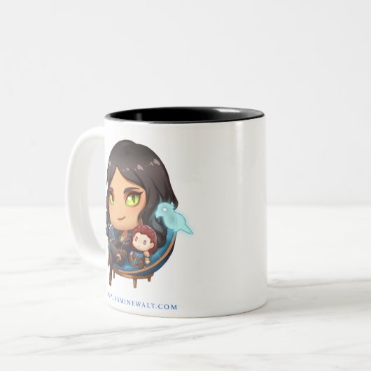 Sunaya lisant la tasse de Chibi (Devant gauche)