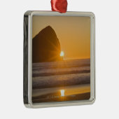 Sunburst en Haystack Rock in Cape Kiwanda Metalen Ornament (Rechts)