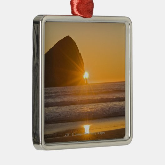 Sunburst en Haystack Rock in Cape Kiwanda Metalen Ornament (Rechts)