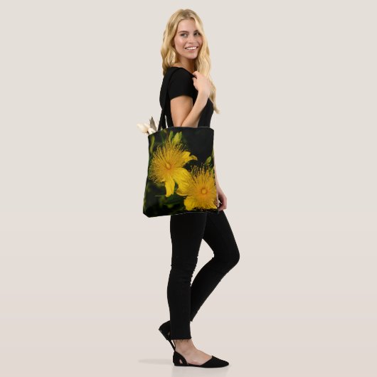 Sunburst Flowers Canvas tas (Op model)
