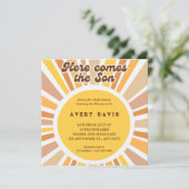 Sunburst hier komen de zoon geel bruin plat retro kaart (Staand voorkant)