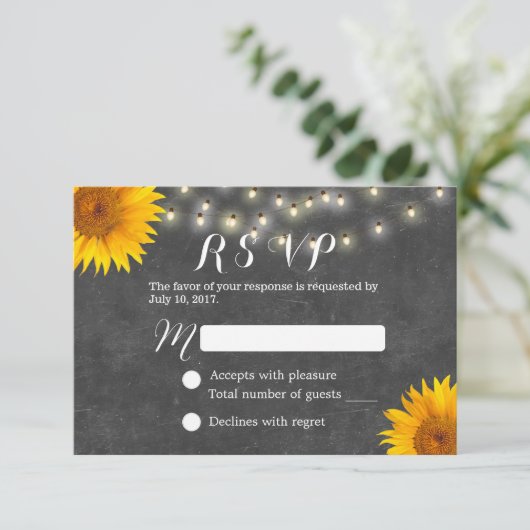 Sunflower & String Lights Chalkboard Wedding RSVP (Debout devant)