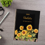 Sunflowers noir 2025<br><div class="desc">Faites preuve de vos compétences organisationnelles grâce à notre planificateur Spiral du jardin de tournesols personnalisé. Idéal pour rester au-dessus de votre emploi du temps avec une touche de charme rustique, ce planificateur allie fonctionnalité et design personnalisé. Elégant Arrière - plan noir : Le décor noir sophistiqué offre un contraste...</div>