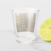 Sunlit Herfst Trail in Laurel Hill State Park Shot Glas (Achterkant)