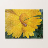 Sunny Marigold Bloom with Tiny Visitor Legpuzzel (Horizontaal)