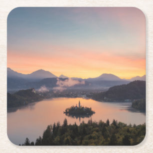 Sunrise boven onderzetter van het Bled-meer