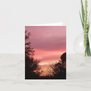 Sunrise kleurt de wolken rood op een blanco briefk notitiekaartje