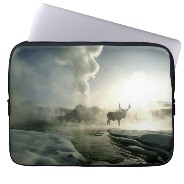 Sunrise Silhouette van Elk bij Castle Geyser Laptop Sleeve (Voorkant)