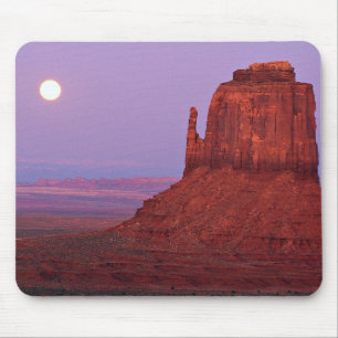 Sunset and moonrise at Mitten Butte, Monument Vall Muismat