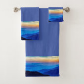 Sunset Border op Middelmatige Blauwe Achtergrond Bad Handdoek (Insitu)
