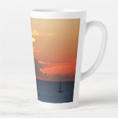 Sunset Clouds and Sailboat Seascape Latte Mok (Rechts)