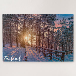 Sunset in snowy-dennenbos met zonnestraal legpuzzel