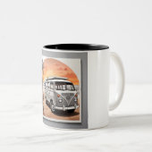 "Sunset Kombi Beach Mug - Coastal Adventure Cup" (Devant droit)
