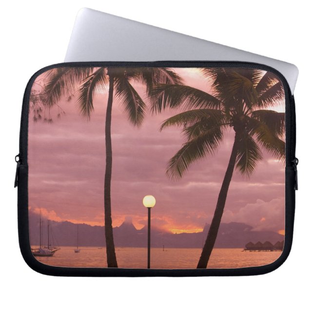 Sunset over Moorea van Sofitel Maeva Beach Laptop Sleeve (Voorkant)