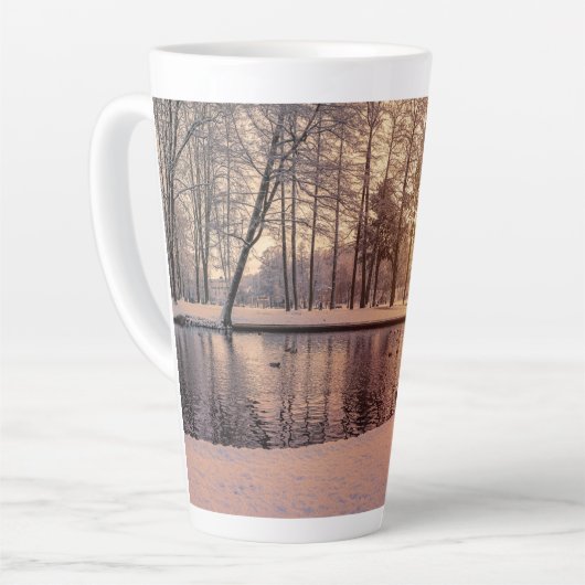 Sunset over park met een klein vorstmeer latte mok (Linkerhoek)