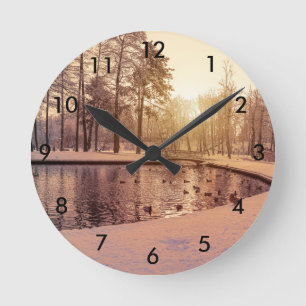 Sunset over park met een klein vorstmeer ronde klok