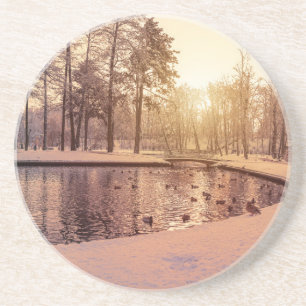 Sunset over park met een klein vorstmeer zandsteen onderzetter