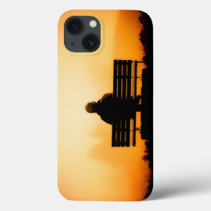 Sunset Scene met Man op bank iPhone 13 Hoesje
