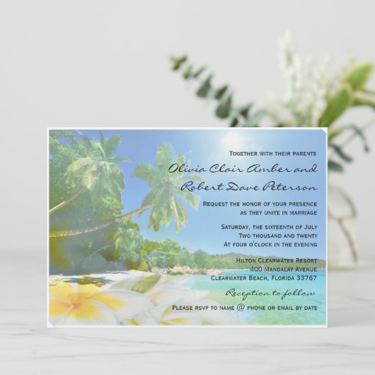 Sunshine Beach Palm Trees Plumerias Wedding Invite Kaart (Staand voorkant)