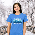 Super Custom Family Ski Trip Blue Mountain Femmes<br><div class="desc">Des t-shirts pour femmes customisés assortis pour votre escapade en famille dans les montagnes du Colorado pendant vos vacances d'hiver. Ce tee-shirt de ski cool présente un joli dessin de montagnes enneigées et un paysage bleu. Un grand t-shirt nature pour une famille aimante en plein air pour leur expédition nature....</div>