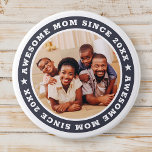 Super Maman Depuis 20XX Modern Photo Simple<br><div class="desc">Ce design simple et moderne est composé de typographie serif et d'ajouter une photo personnalisée. Awesome Maman Depuis 20XX tourne autour de la photo de votre mère,  mère,  maman,  maman etc. C'est un cadeau parfait pour votre maman pour son anniversaire,  le jour de la mère,  Noël,  etc.</div>